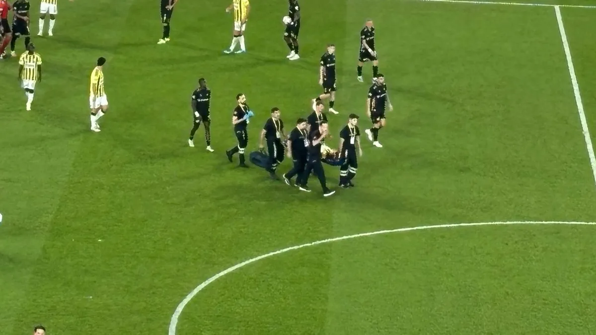 Fenerbahçe'de sakatlık şoku! Sedyeyle ayrıldı