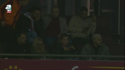 >Icardi ve Wanda Nara maçı tribünden takip etti!