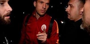 Podolski yan yan kaçıyor