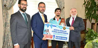 Dünya Şampiyonu güreşçiye Bakan’dan ziyaret