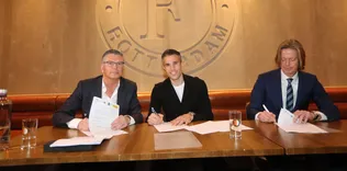 Robin van Persie imzayı attı