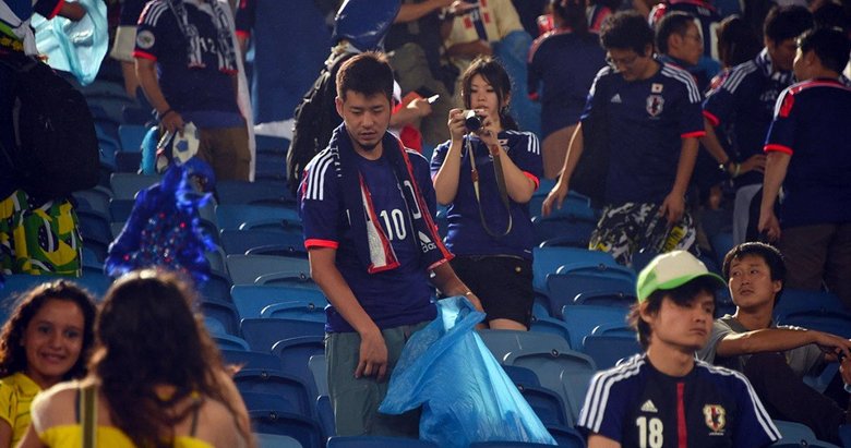 Japon taraftarlar maçtan sonra tribünleri temizledi