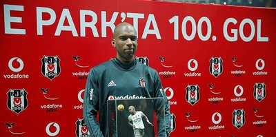 Ryan Babel’e 100. gol heykeli