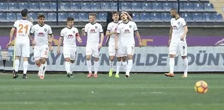 Başakşehir yarıştan kopmadı