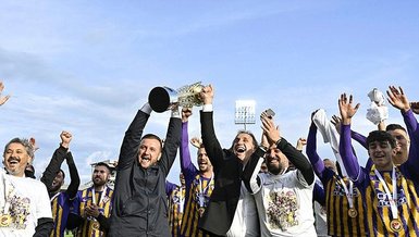 Süper Lig'e yükselen Eyüpspor şampiyonluk kupasını kaldırdı!