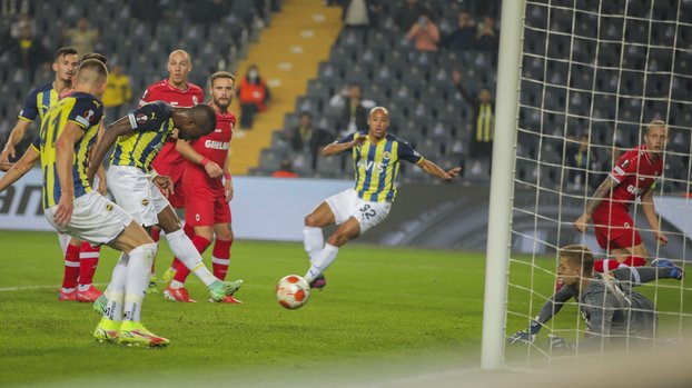 Fenerbahçe - Antwerp maçında Enner Valencia penaltı kaçırdı! İşte o pozisyon