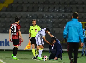 Ümit Özat yere kapaklandı