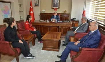 Vali şampiyon sporcuyu ödüllendirdi