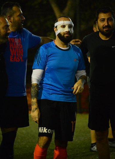 Burnu kırılan Berkay, maskeyle maça çıktı