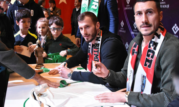 Konyasporlu futbolcular imza gününde öğrencilerle bir araya geldi