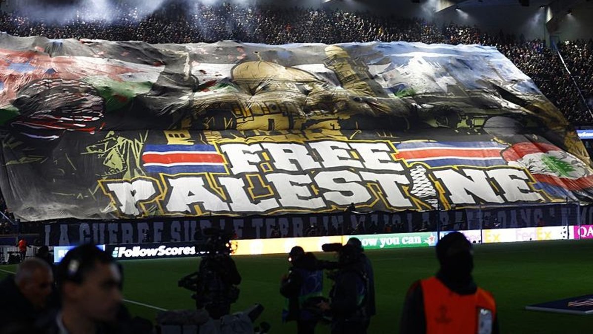 Paris Saint-Germain taraftarları, Atletico Madrid karşılaşması öncesi 'ÖZGÜR FİLİSTİN' pankartı açtı!