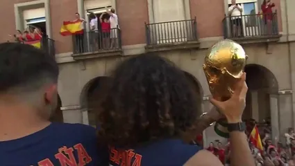 Cucurella'dan taraftarlara kupa şakası