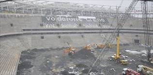 Arena'da vinçler tek tek sökülüyor