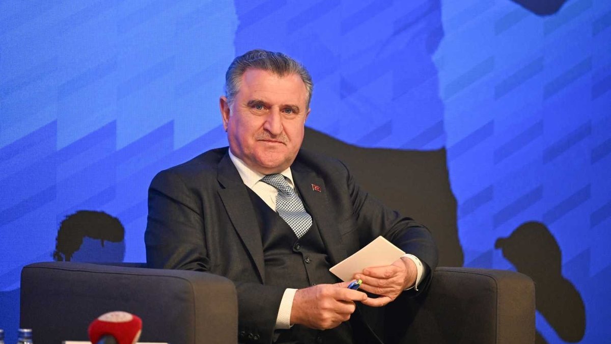 Gençlik ve Spor Bakanı Osman Aşkın Bak Voleybol Efeler Ligi şampiyonu Ziraat Bankkart’ı tebrik etti