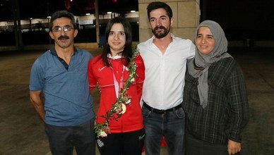 Milli Takım sporcularından Şeyda Nur çiçeklerle karşılandı