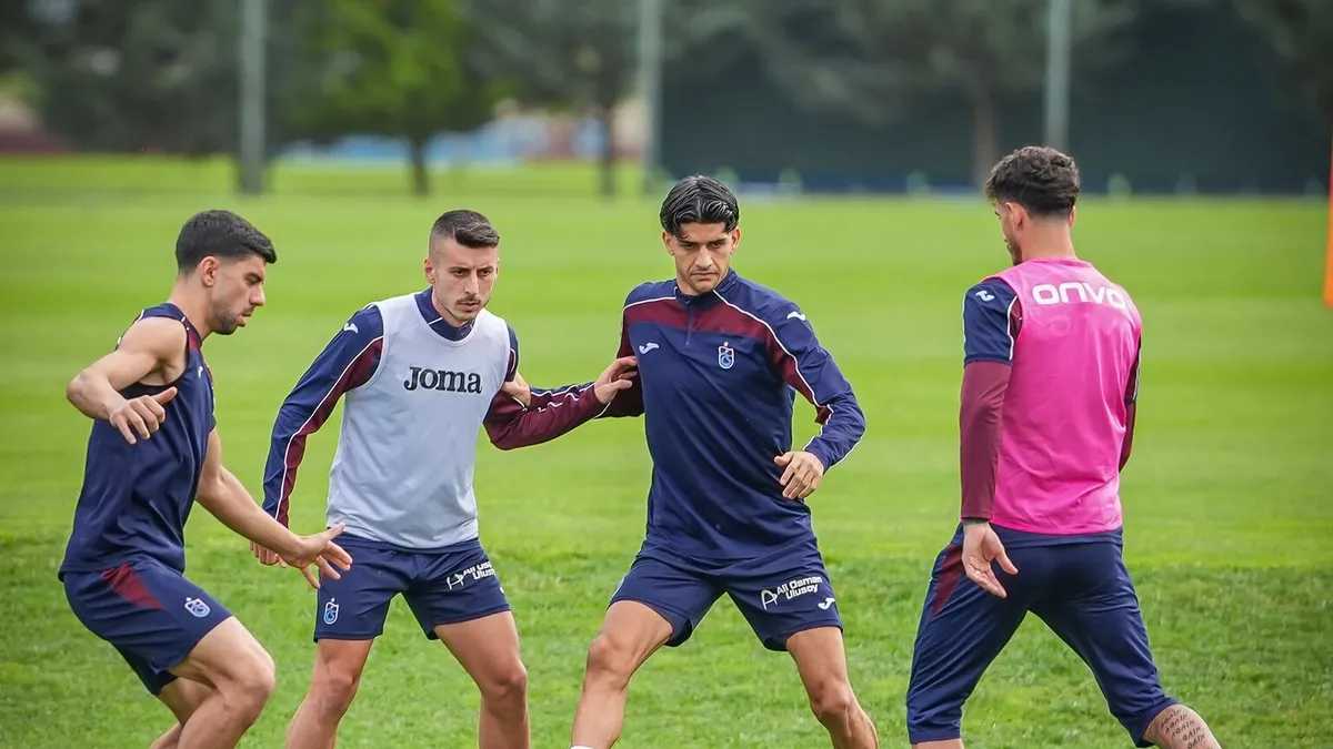 Trabzonspor Hearts karşılaşması için sahaya indi