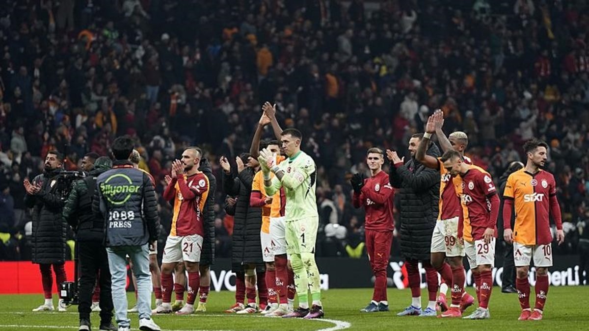 Galatasaray'da o isimle yollar ayrılıyor! Okan Buruk'tan flaş karar Galatasaray'da o isimle yollar ayrılıyor! Okan Buruk'tan flaş karar