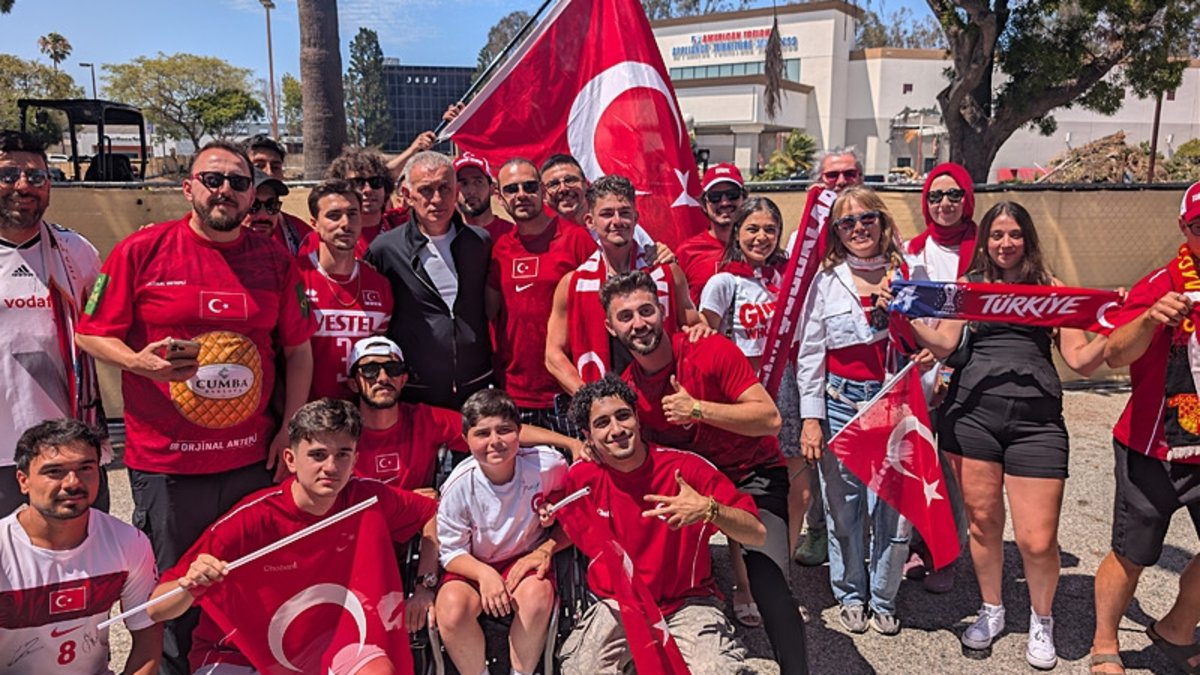 TFF Başkanı İbrahim Hacıosmanoğlu ve milli futbolcular taraftarlara imza dağıttı