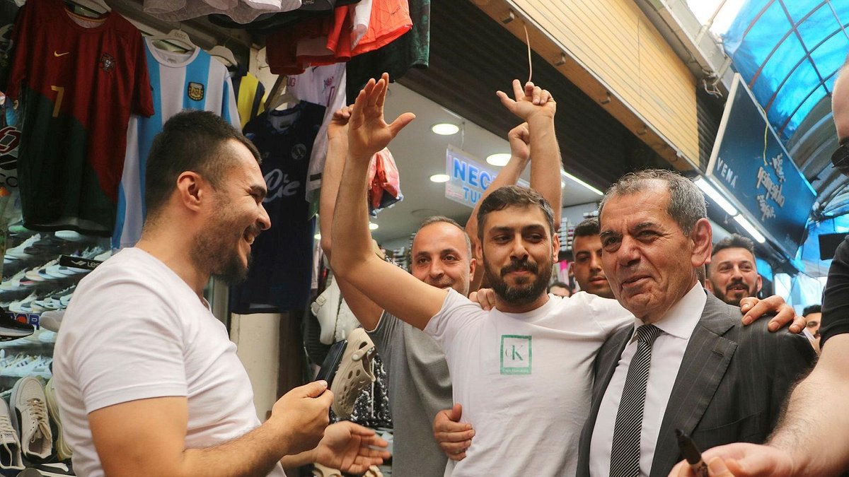Künefe ustası Galatasaray Başkanı Dursun Özbek'i gülümsetti Künefe ustası Galatasaray Başkanı Dursun Özbek'i gülümsetti