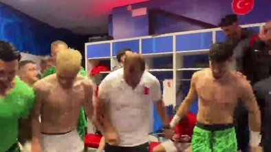 Futbolcularımızdan soyunma odasında coşkulu kutlama!