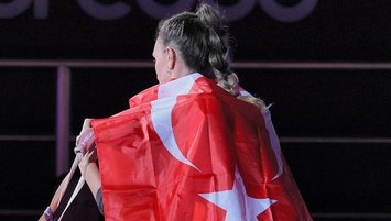 İpek Öz Katar Açık'taki maça Türk bayrağıyla çıktı