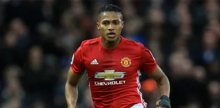 Man United, Valencia’nın sözleşmesini uzattı
