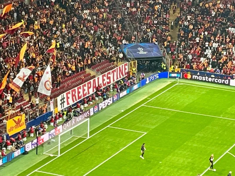 galatasaray-tribunlerinden-filistine-destek-1791917192755.jpeg