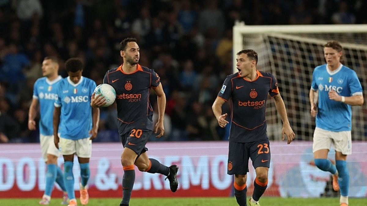 Hakan Çalhanoğlu Napoli'yi de boş geçmedi!