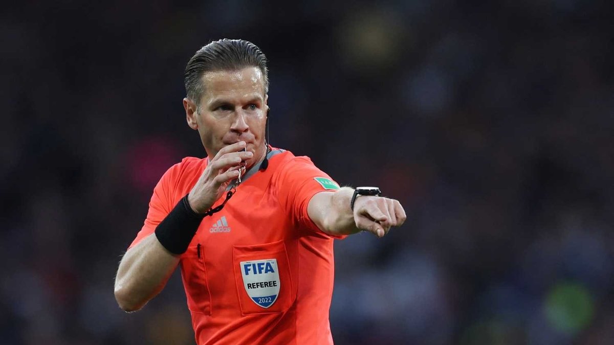 Final maçında şaşırtan olay! Hakem telefonuna...