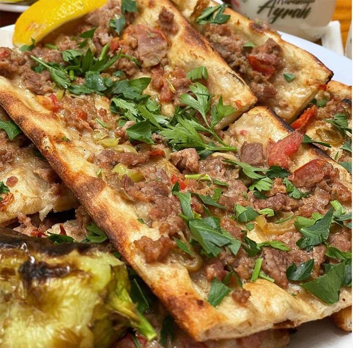 develi-civiklisi-tarifi-develi-civiklisi-etli-pide-nasil-yapilir-meshur-develi-civiklisi-malzemeleri-yapilisi-1666677303538.jpeg