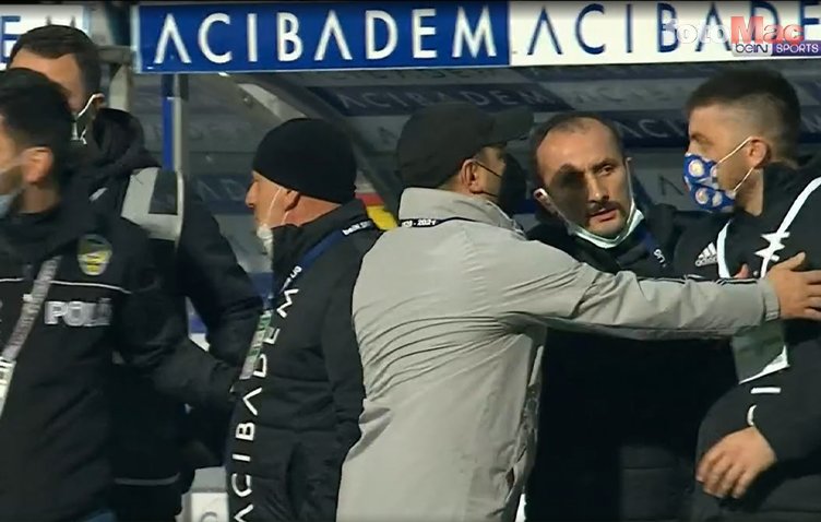 Son dakika spor haberi: Çaykur Rizespor-Beşiktaş maçı sonunda ortalık karıştı! İşte o anlar... Son dakika spor haberi: Çaykur Rizespor-Beşiktaş maçı sonunda ortalık karıştı! İşte o anlar...