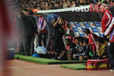 Beşiktaş maçında kameralara yansıyan o an! Şişeleri yere fırlattı