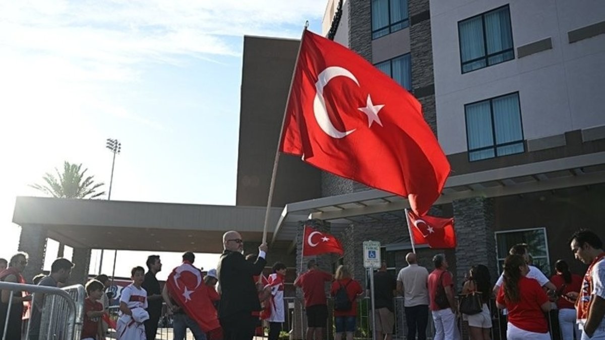 Türk taraftarlar, Vancouver sokaklarında heyecanla maç saatini bekliyor