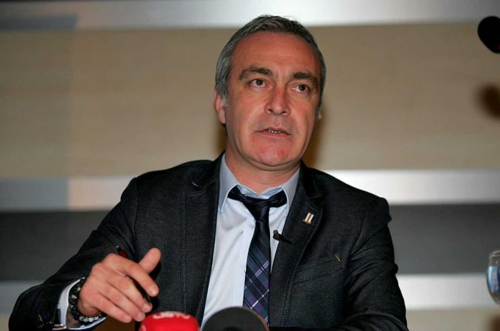 onder-ozen-kimdir-hangi-takimlari-calistirdi-nereli-ve-kac-yasinda-1779287230190.jpeg Önder Özen kimdir?