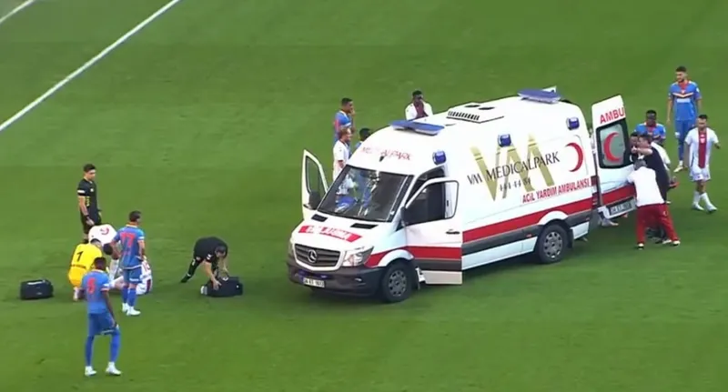 samsunspor-goztepe-macinda-sahaya-ambulans-girdi-isaac-solet-hastaneye-kaldirildi-1727530100704.jpg Samsunspor - Göztepe korkutan anlar! Sahya ambulans girdi ve... - 1