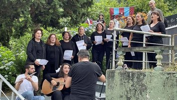 Özlüyoruz Şair Ceketli Çocuk