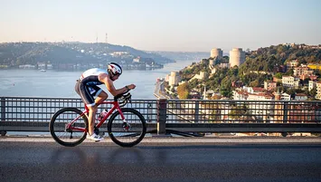 İki kıtada triatlon şöleni
