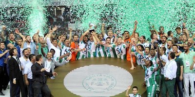 Atiker Konyaspor, kupayı kaldırdı