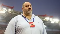 Etek fırlattı