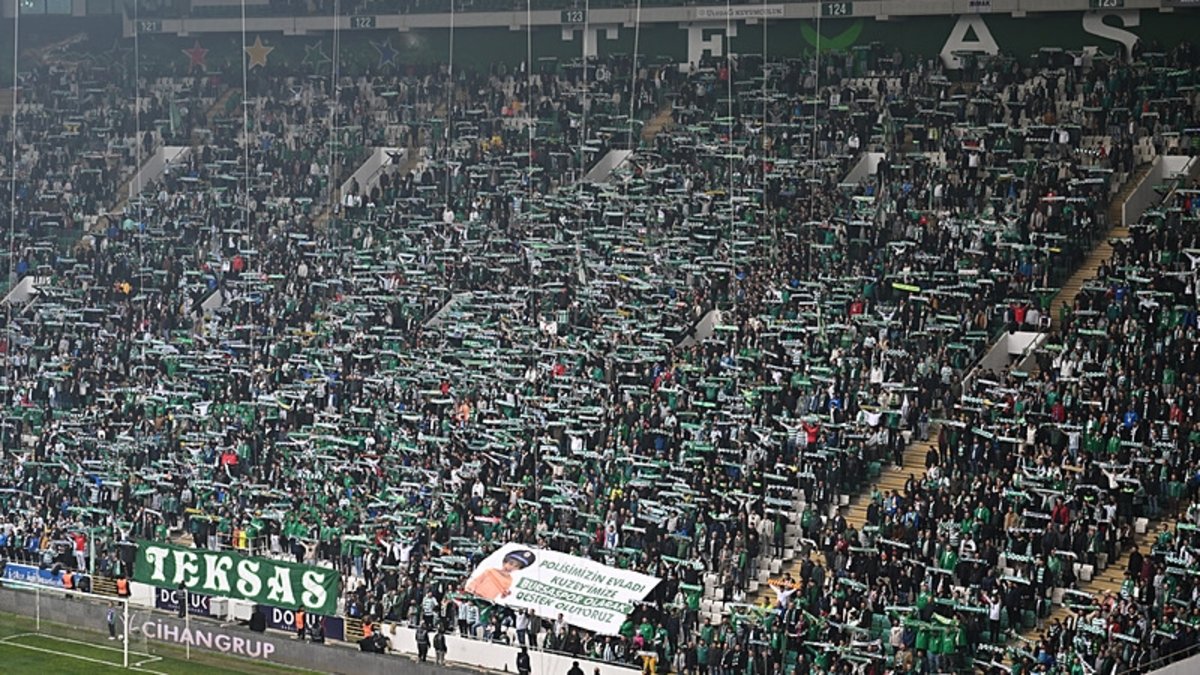 Bursaspor taraftarlarından İsrail futboldan men edilsin çağrısı! Bursaspor taraftarlarından İsrail futboldan men edilsin çağrısı!