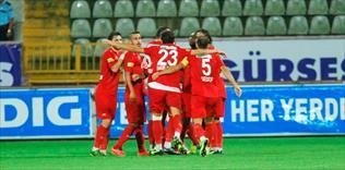 Antalyaspor 4-1'lik zaferini kutluyor