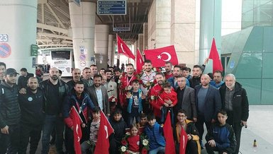 Avrupa 3'üncüsü Serbest Güreş Milli Takımı Ankara'da çiçeklerle karşılandı