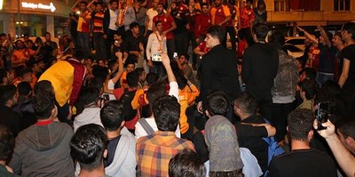 Galatasaraylı ve Beşiktaşlı taraftarlar arasında arbede