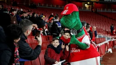 Mesut Özil'den Gunnersaurus jesti!