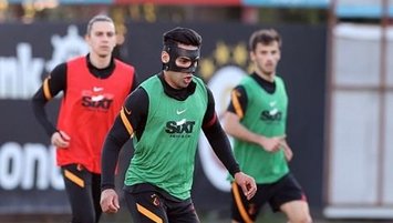 Galatasaray'da Falcao maske ile döndü!
