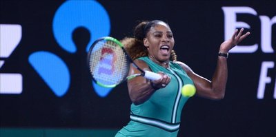 Australian Open: Serena beats Bouchard in 2nd round