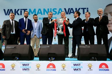 Cumhurbaşkanı Recep Tayyip Erdoğan’ı, Manisa’da Akhisar Belediyesporlu oyuncular karşıladı