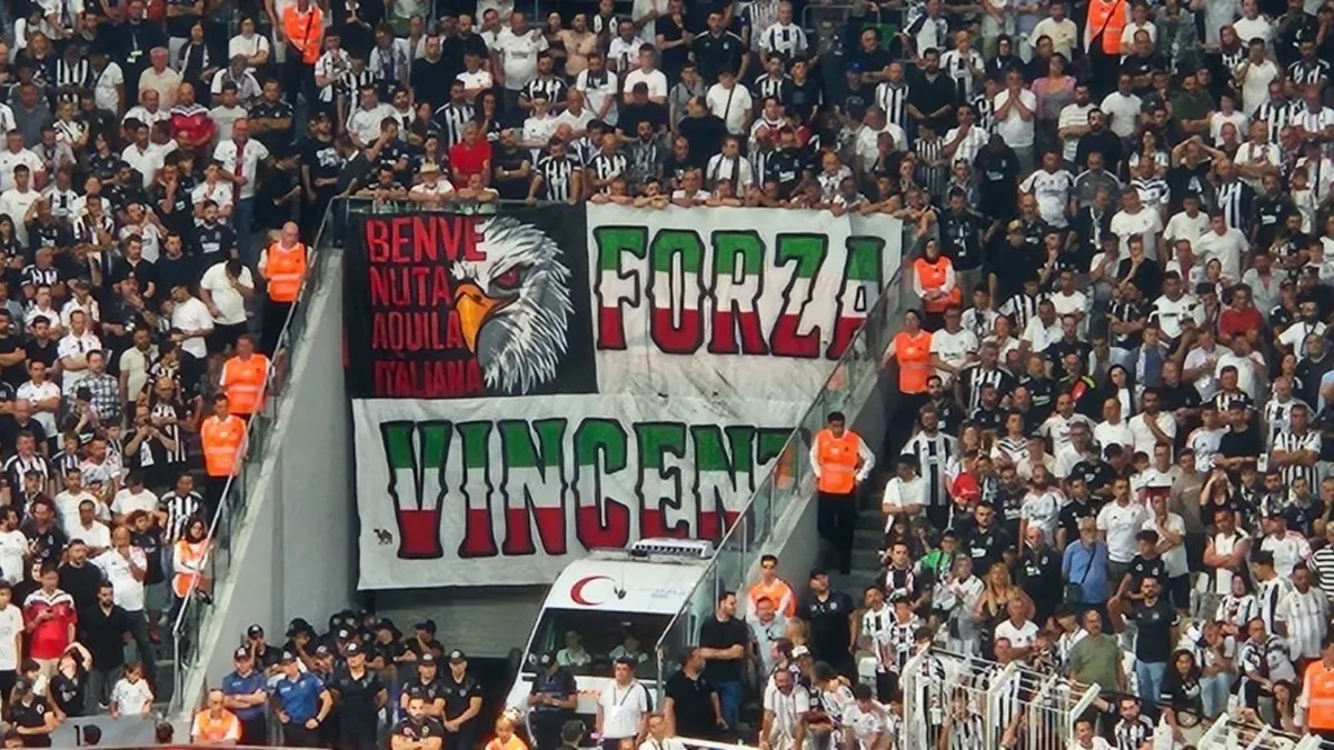Beşiktaş taraftarından Vincenzo Italiano'ya İtalyanca pankartlı destek