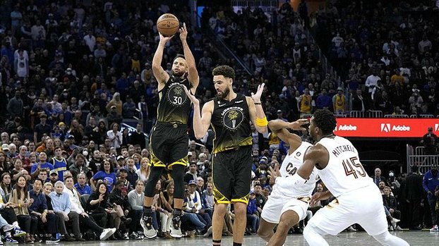 Curry 40 sayı attı! Son şampiyon Golden State Warriors evinde Cleveland'i mağlup etti