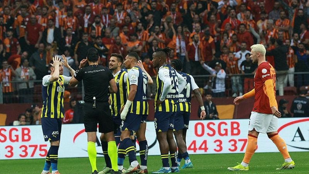 Hem hakemi hem Galatasaray'ı yendi Erman Toroğlu'dan flaş yorum! Hem hakemi hem Galatasaray'ı yendi Erman Toroğlu'dan flaş yorum!